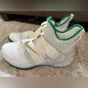 Nike LeBron Soldier 1 men's shoes size 12  (127)